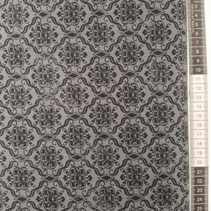 Patchwork stof, grå bund med et stort mønstret i mørkegrå