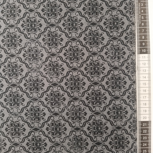 Patchwork stof, grå bund med et stort mønstret i mørkegrå