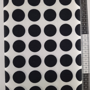 Patchwork stof, hvid bund med meget store helt sort prikker.