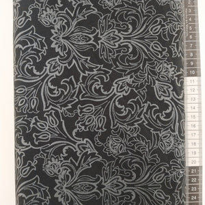 Patchwork stof, sort bund stor mønstret med blomster og blade, meget dekorativ.