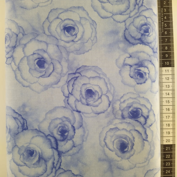 Patchwork stof, sart lyseblå meleret bund med store smukke roser i lyseblå og blå farver.