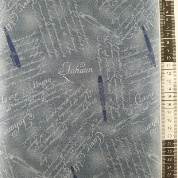 Patchwork stof, Støvet blå bund med gammeldags skrift skreven med fyldepen.