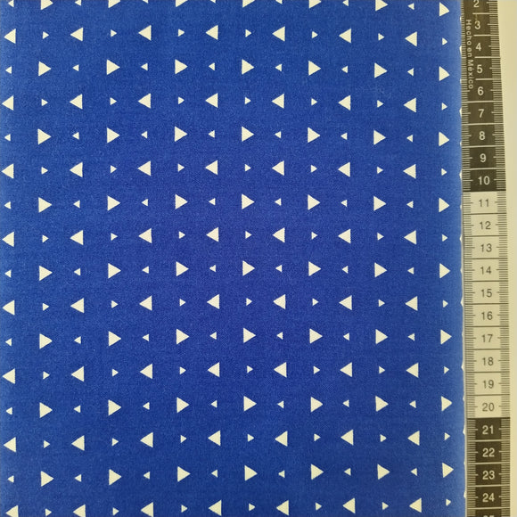Patchwork stof, flot klar blå bund med små hvide trekanter .