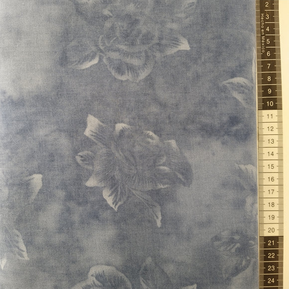 Patchwork stof, støvet meleret blå bund med aftegninger af store smukke roser