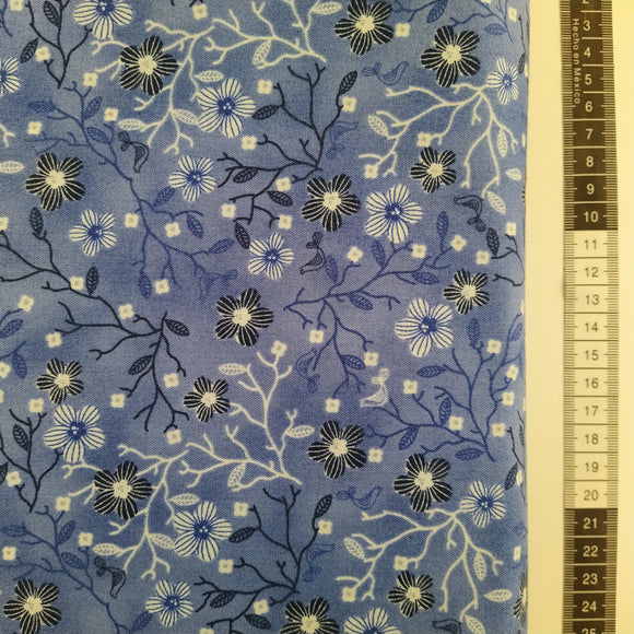 Patchwork stof, lyseblå meleret bund med blå, hvide, og sorte grene med blomster og blade samt små fugle.