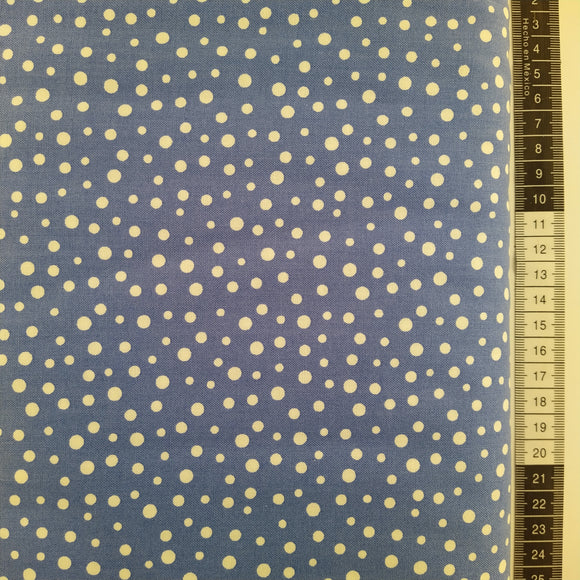 Patchwork stof, lyseblå bund med fine små hvide polka prikker