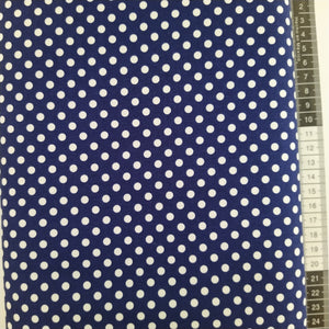 Patchwork stof, mørkeblå bund med hvide polka prikker.