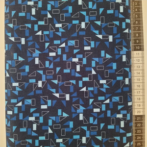 Patchwork stof, mørkeblå bund med blå og lyseblå trekanter og firkanter