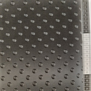 Patchwork stof, sort og skiftevis lysegrå bund småt mønstret design som ligner dråber.