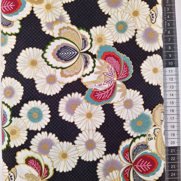 Patchwork stof, sort bund med japansk inspireret mønster med stor flotte blomster og store flotte blade.