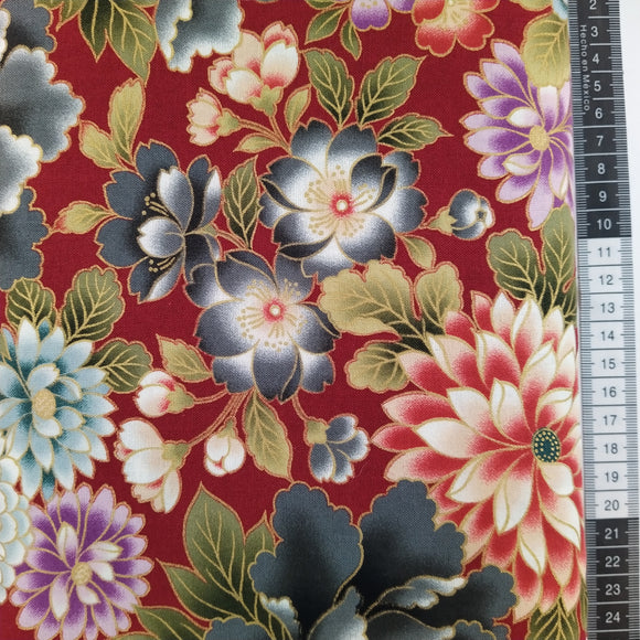 Patchwork stof, støvede rød bund med japansk inspireret mønster med stor flotte blomster på stilke med store flotte blade i støvede farver.