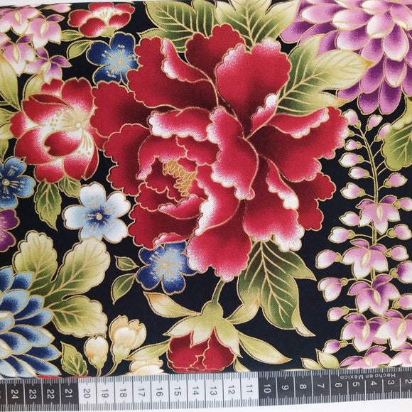 Patchwork stof, sort bund med japansk inspireret mønster med en stor flotte blomster på stilke med store flotte blade i klare farver.