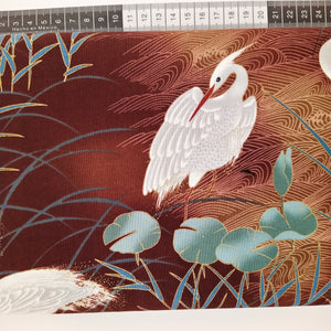 Patchwork stof, brun meleret bund med japansk inspireret mønster med store flotte hvide fugle der går i siv og åkander.