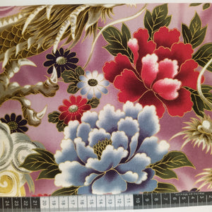 Patchwork stof, lys lilla bund med japansk inspireret mønster med en stor flot drage omgivet af store smukke blomster i støvede farver.