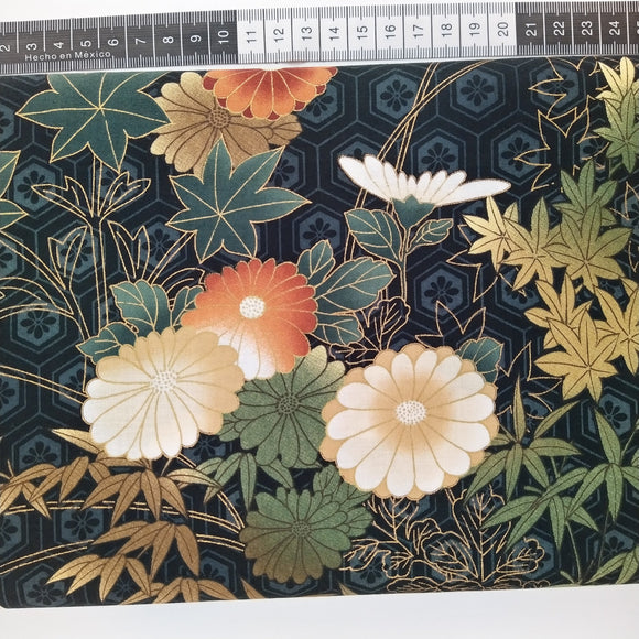 Patchwork stof, sort bund med japansk inspireret mønster med store smukke blomster og bambus i flotte gylden farver.