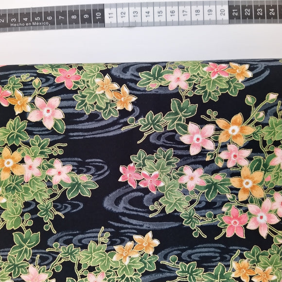 Patchwork stof, sort bund med japansk inspireret motiv med smukke blomster og blade i flotte klare farver.