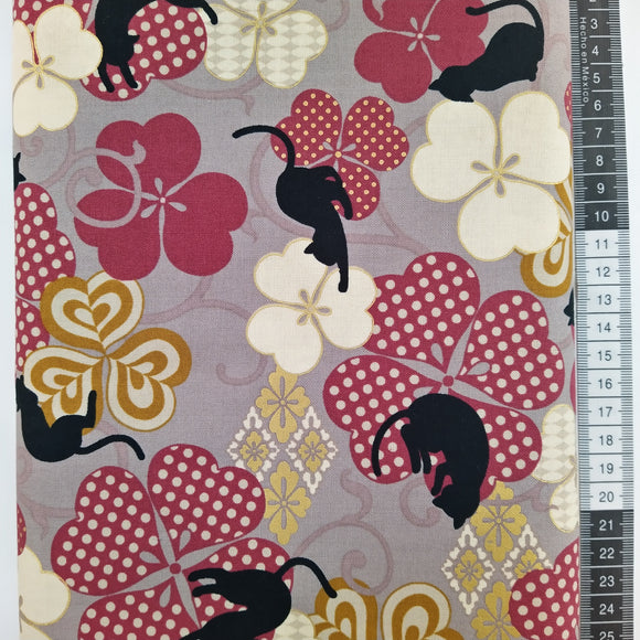 Patchwork stof, lys lilla bund med japansk inspireret motiv med store flotte blomster og små sorte katte