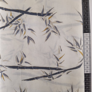 Patchwork stof, hvid bund og japansk inspireret motiv med store smukke grå bambus rør pyntet med guld.