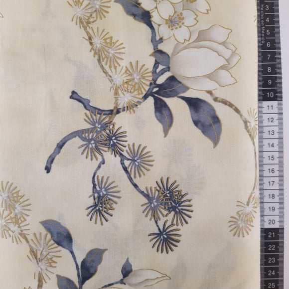 Patchwork stof, råhvid bund og japansk inspireret motiv med store smukke hvide blomstergrene