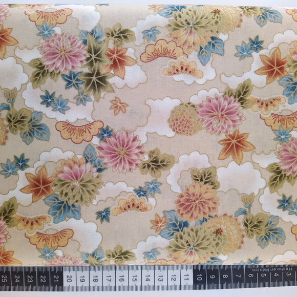 Patchwork stof, beige farvet bund og japansk inspireret motiv med store smukke blomster og blade
