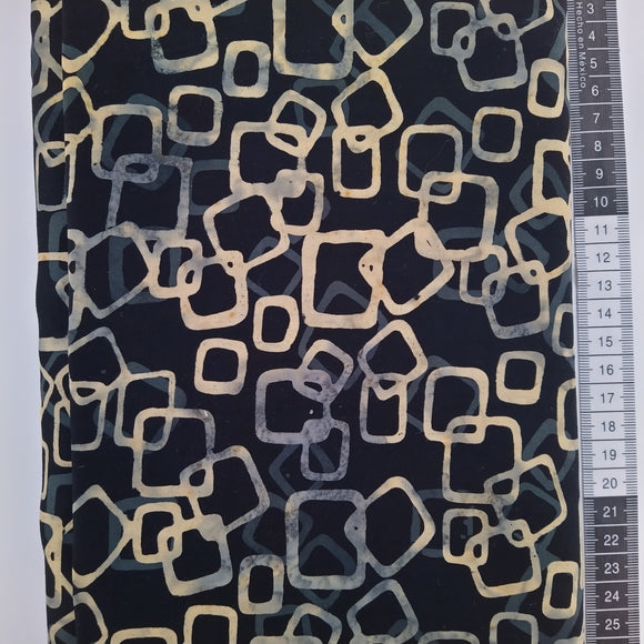 Patchwork stof, sort bund med grafisk design med forskellige størrelser firekanter i beige og grå nuancer
