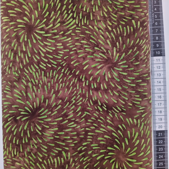 Patchwork stof, brun meleret bund med småt mønstret i grønne nuancer.