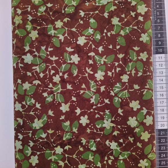 Patchwork stof, brun meleret bund med små grønne blade og grene i batik.