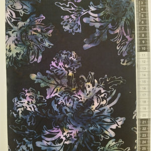 Patchwork stof, sort bund med store flotte blomster og blade i multifarver