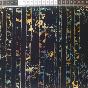 Patchwork stof, sort bund med store birke træstammer i multifarve