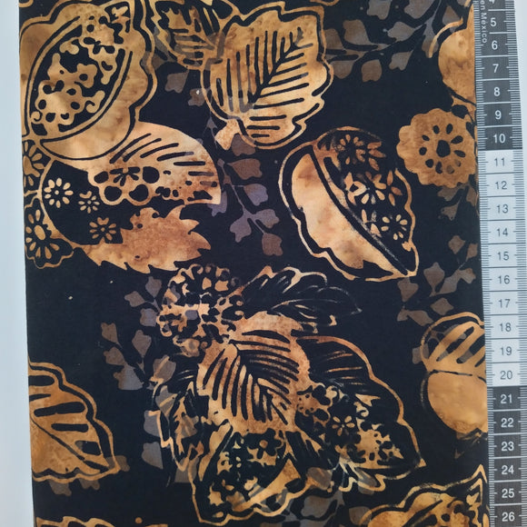 Patchwork stof, sort bund med forskellige store blade i de beige-brunlige farver