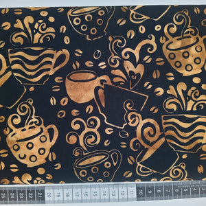 Patchwork stof, sort bund med store kaffekopper og kaffebønner i beige/brunlige farver