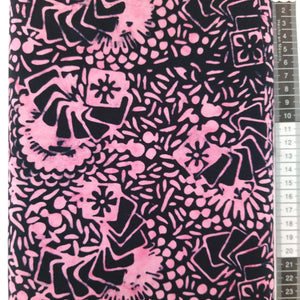 Patchwork stof, sort bund med stort mønstret motiv i lyserøde farver