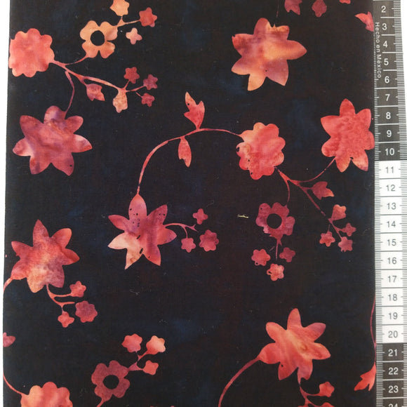 Patchwork stof, sort bund el enkelt design med blomster med stilke og blade i de røde nuancer