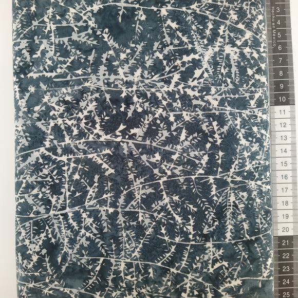 Patchwork stof grå/blå bund med hvide/grå grene.