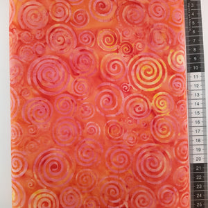 Patchwork stof, orange rød meleret bund med store spiraler, dejlige friske farver.