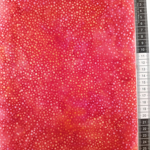 Patchwork stof, rød pink meleret bund med små prikker.