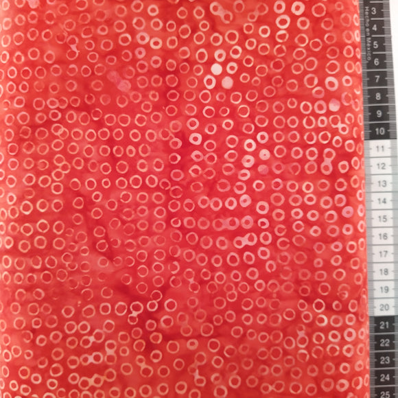 Patchwork stof, rød meleret bund med små hvide og lyserøde cirkler.