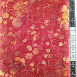 Patchwork stof, støvet rød meleret bund med flot grafisk design.