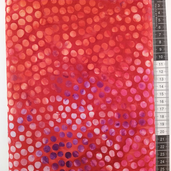 Patchwork stof,  mørkerød lilla meleret bund med prikker i lilla, lyserød og røde farver.