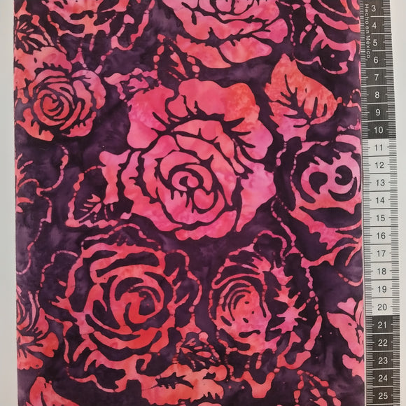 Patchwork stof, mørkelilla bund med store smukke pink roser