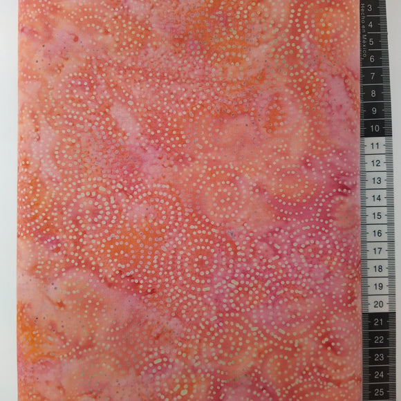 Patchwork stof, beige og lyserød meleret bund med små prikker danner spiraler.