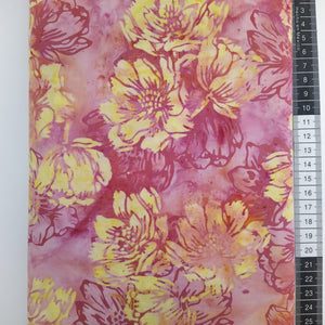 Patchwork stof, støvet lyserød meleret bund med store smukke gule blomster.