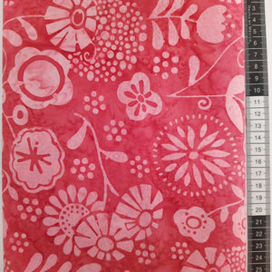 Patchwork stof, støvet rød bund med store forskellige lyserøde blomster på stilke .
