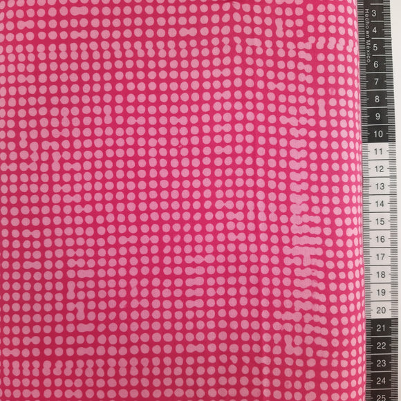 Patchwork stof, pink bund med mange lyserøde prikker, pas på de ikke stikker.
