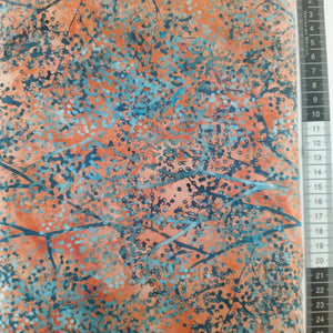 Patchwork stof, orange/rød meleret  med grene og blade i blå nuancer