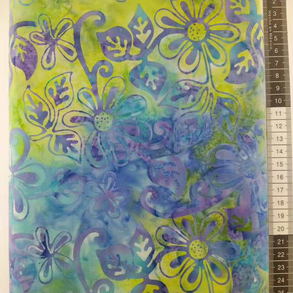 Patchwork stof, blå, grønne og gul meleret med store flotte blå/ lilla blomster med stilke og blade.
