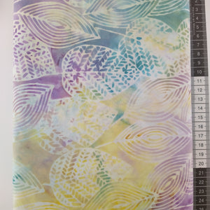 Patchwork stof, multifarvet bund med store hvide aftryk af  forskellige blade, Dejlige farver