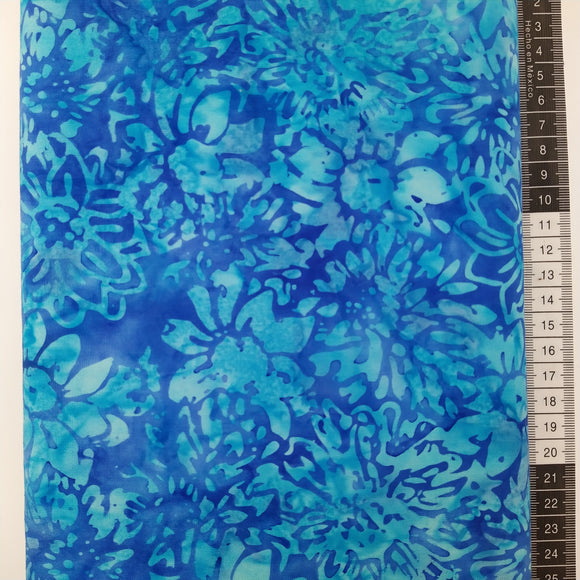 Patchwork stof, blå bund med store flotte blomster hoveder i de blå nuancer.