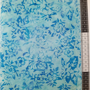 Patchwork stof, lyseblå meleret bund med store flotte blå blomster.