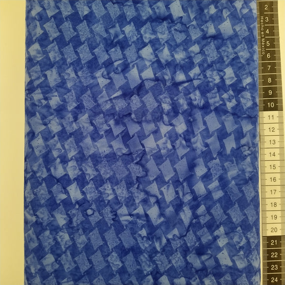 Patchwork stof, blå meleret bund med små figurer i blå toner